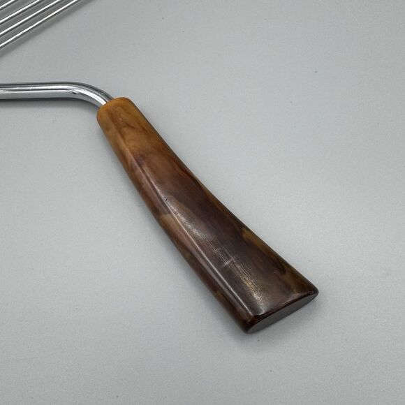Vintage 1940s Cake Slicer Breaker with Swirled Caramel Bakelite Handle 18 Tines - Picture 6 of 6